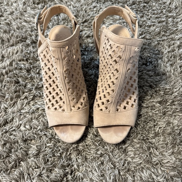 Vince Camuto Women’s Bootie Open Toe Stacked Heel Cut Out Tan Beige Size 8.5 - Picture 2 of 7